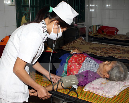 Khám chữa bệnh cho đồng bào dân tộc thiểu số tại Bệnh viện đa khoa huyện Kim Bôi.